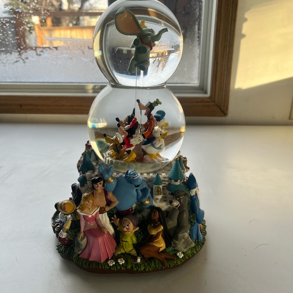 Beautiful  Walt Disney World snow globe from the 90’s - Picture 3 of 4